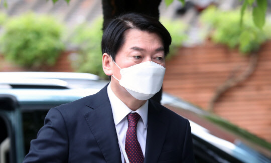 안철수 제20대 대통령직인수위원회 위원장이 29일 오전 서울 종로구 통의동 인수위로 출근하고 있다.   [인수위사진기자단]